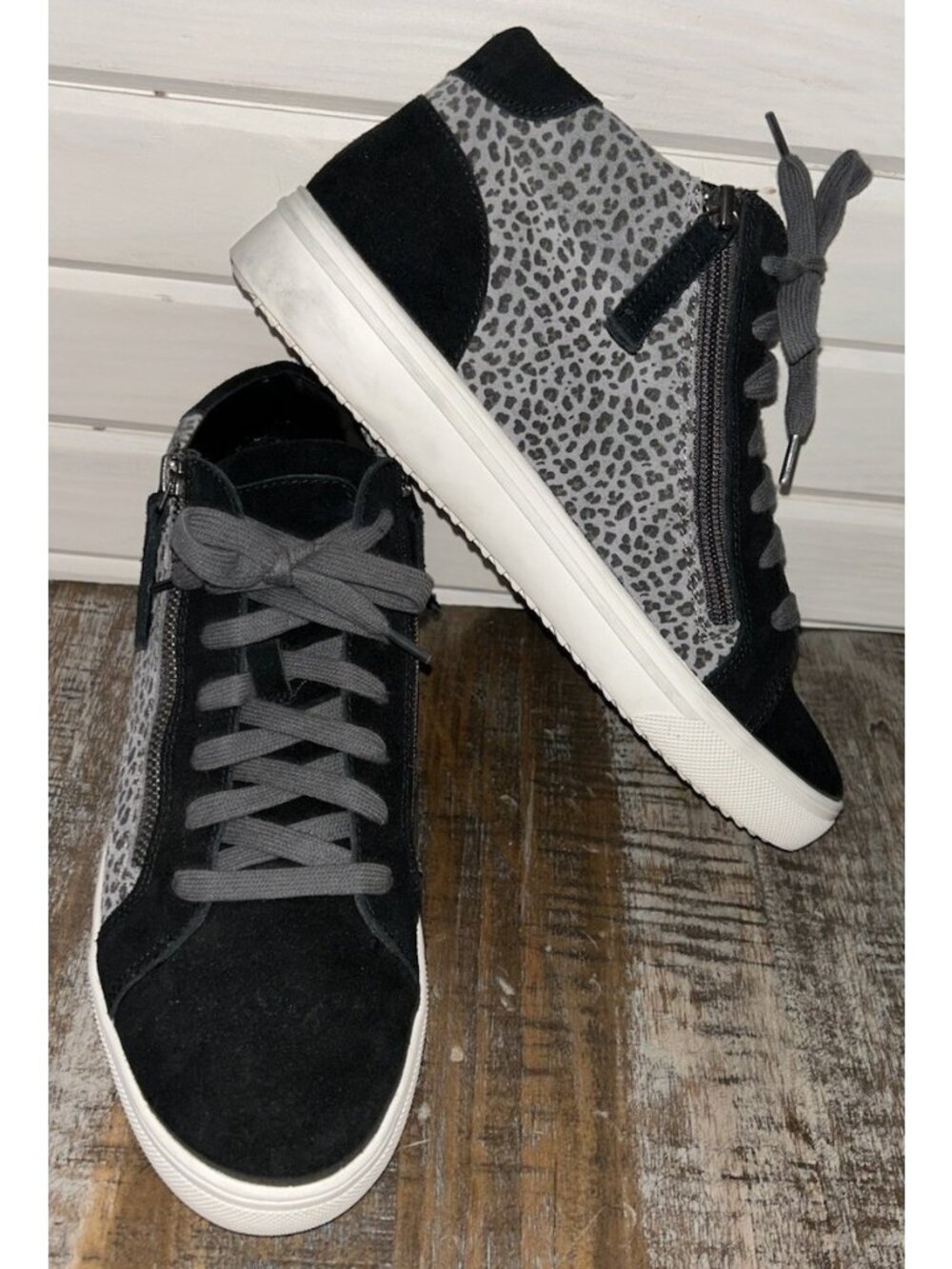 Blondo Sz 9.5 Genesis Waterproof Black Gray Cheetah Suede Hidden Wedge Sneaker